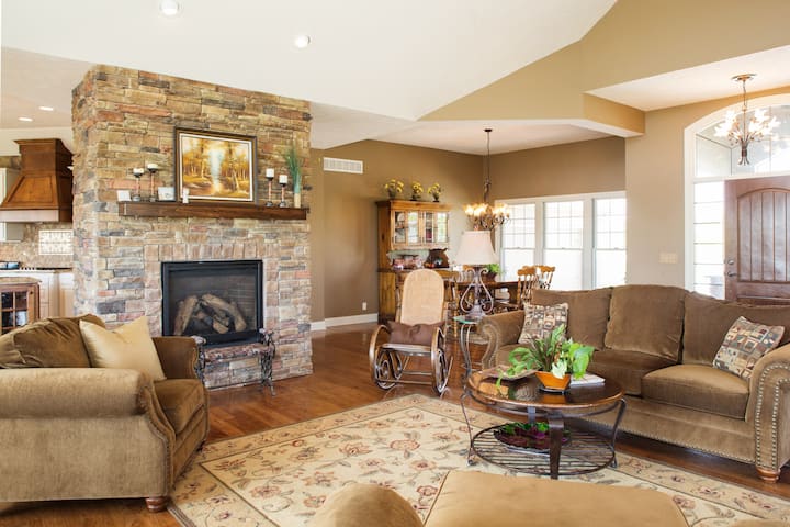 Relaxing Lake Home Near Omaha; Sleeps 9; 3 Baths - Bennington, NE