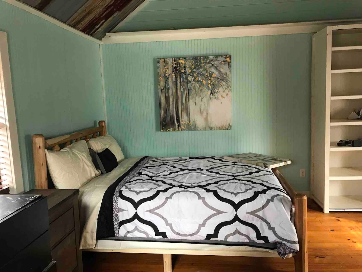 Cama queen en la casa litera. 