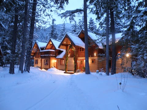 Top Airbnb: 5 Star Luxury Lakefront Log Lodge in Squamish Lillooet C