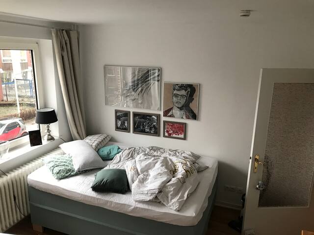 Kleine , saubere und zentrale 1 Raumwohnung .