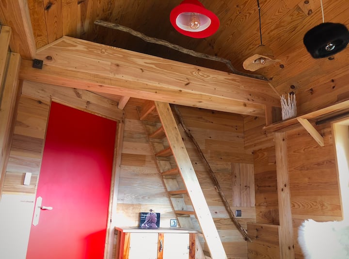 سلم الميزان (في غرفة المعيشة)