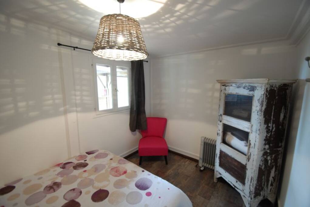 une première chambre avec un lit de 160cm, chambre 1