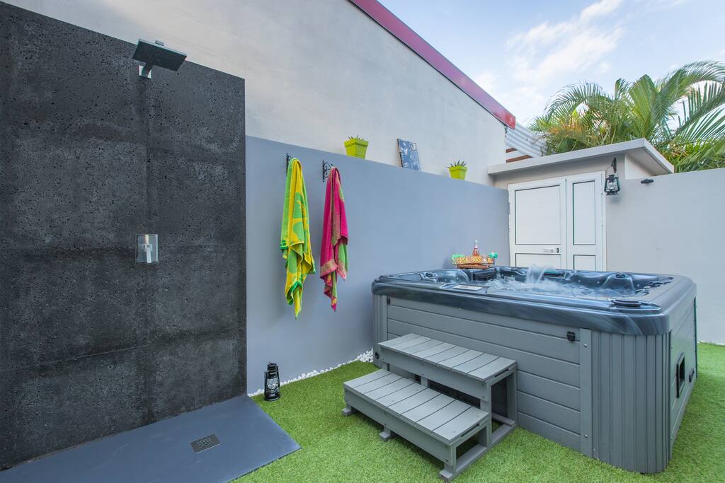 Jacuzzi privé et sa douche extérieure