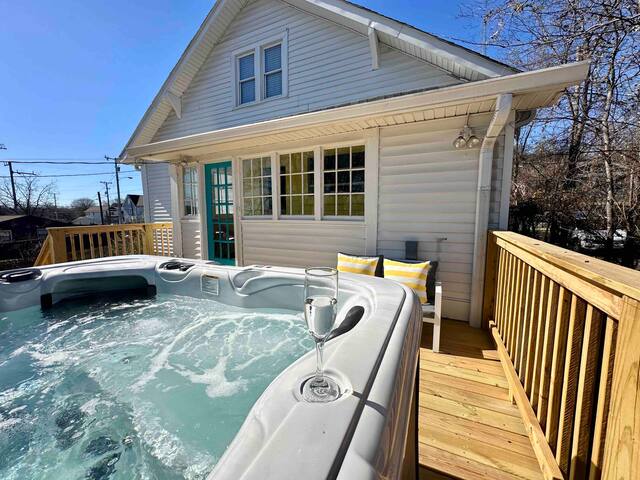 Holiday House! Hot Tub, Marg Machine, Walk 12South gallery image 2