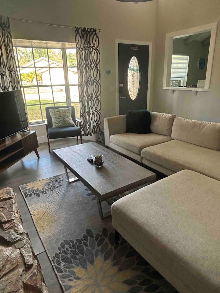 Central Perk Retreat | Heated Pool + Zoo 1 Block! - Tampa, FL