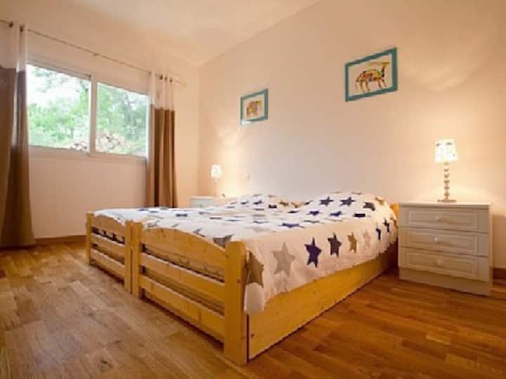 4. spálňa s vlastnou kúpeľňou, 2 jednolôžkami a 2 rozťahovacími lôžkami.