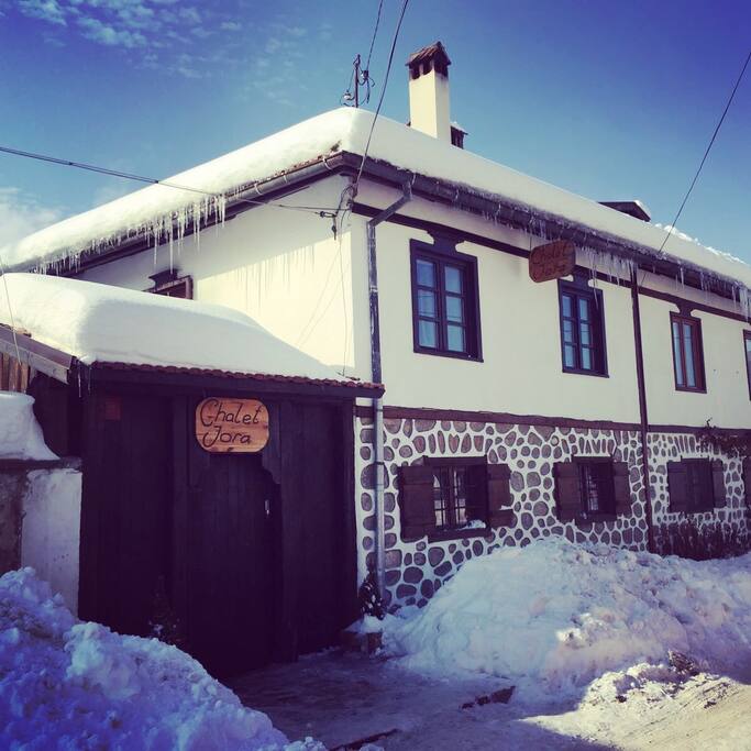 Chalet Jora in the snow