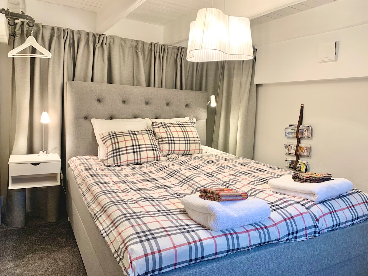 Спалня3: двойно легло (160 см), разположено в декорираното мазе