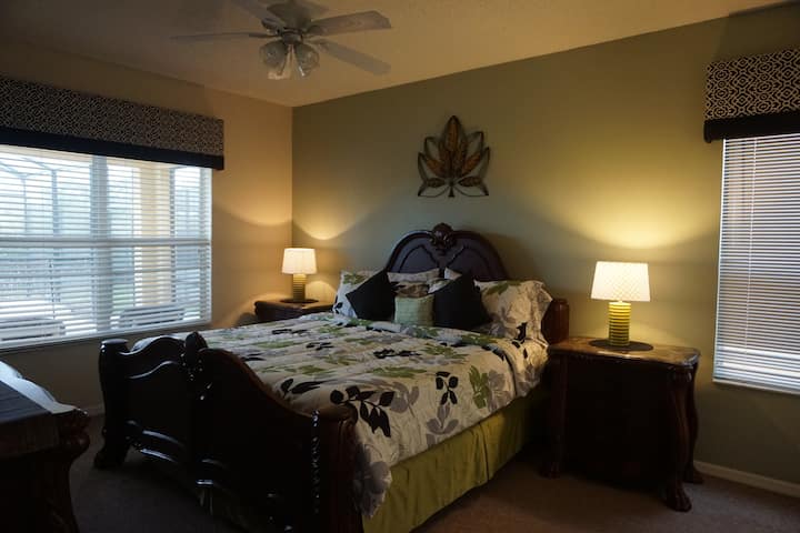 มาสเตอร์ที่ 1 เตียงคิงไซส์ตู้เสื้อผ้าแบบวอล์คอินวิวบริเวณสระว่ายน้ำ