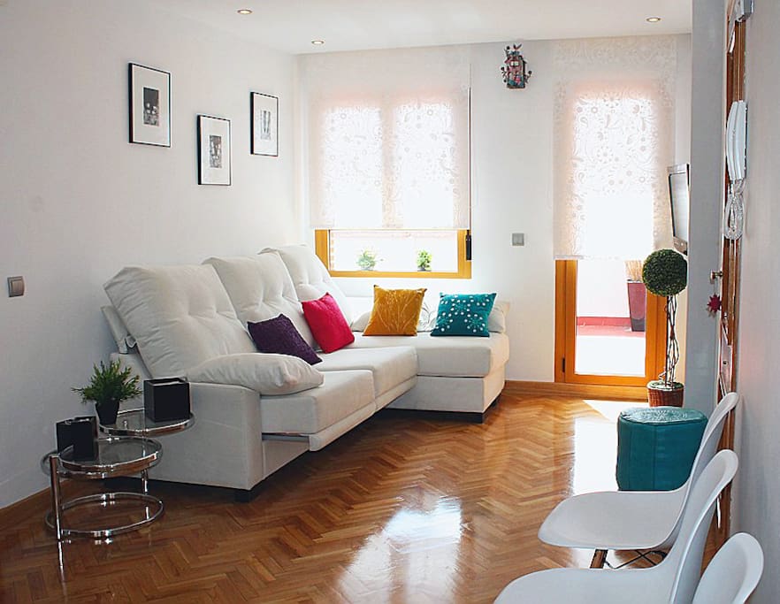 Salón con sofá Chaise Lounge y TV 32 pulgadas.