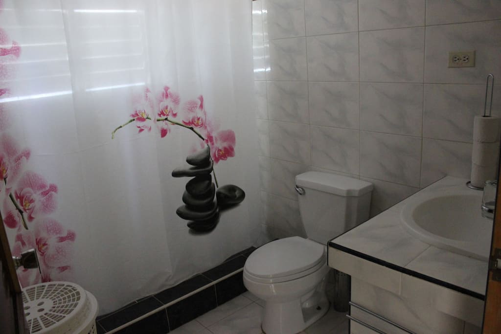 Bad mit Dusche und WC