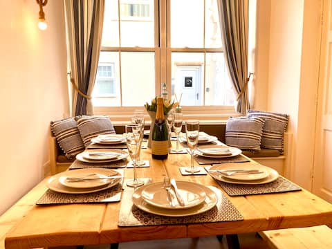 Flamborough Rock House, Village Centre, sleeps 8.