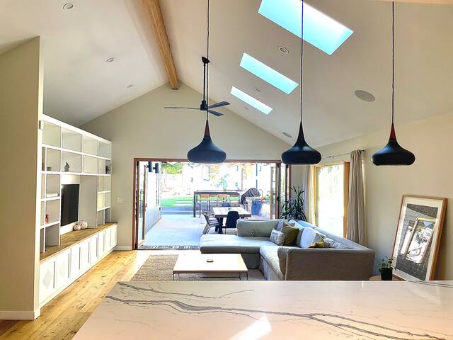 Stylish La Cañada Home gallery image 5