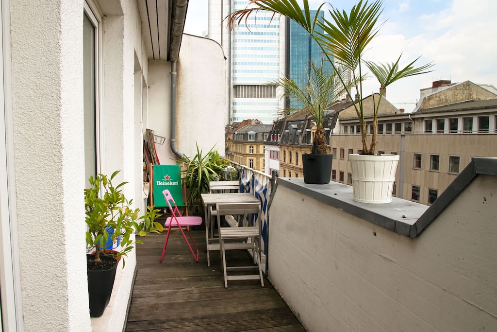 Einen 8 Meter Balkon mitten im Herzen des Bahnhofviertel. Liegestühle, Tisch, Grill und ein kostenloses Unterhaltungsprogramm auf der Taunusstr. gibt es auch!