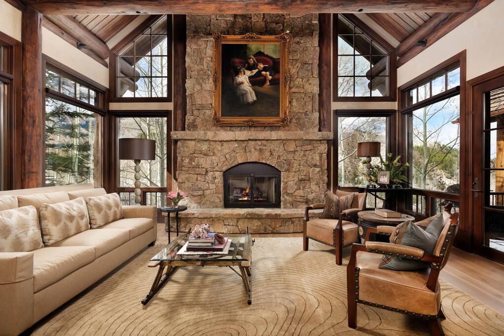 Relax in this beautiful, comfortable and spacious living room area
