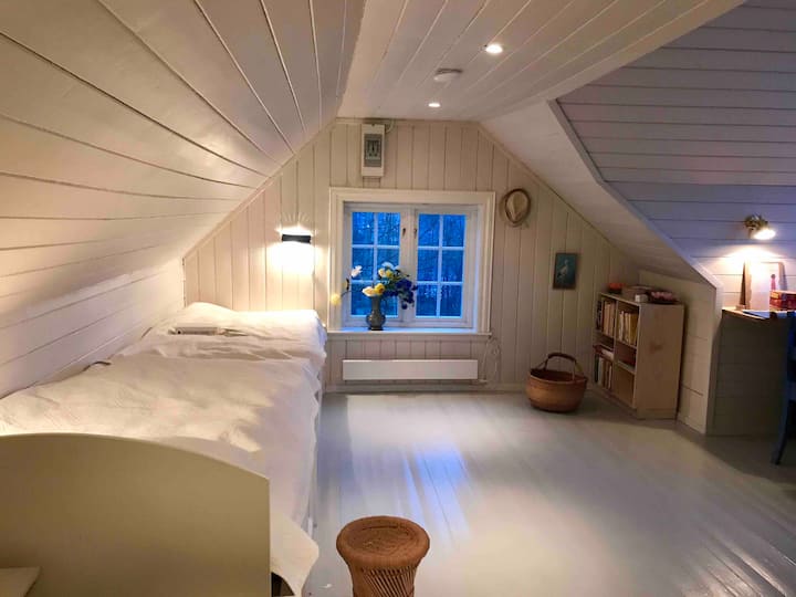 楼上有宽敞的卧室，有一张长床，宽1米，长3.50。 睡两个人的地方很棒