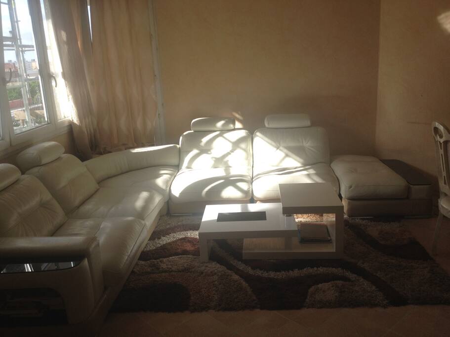 un très grand canapé angle, très confortable et spacieuse , pouvant prendre jusqu’à 6 personnes ou plus pour recevoir vos Guests ou juste pour relaxer.