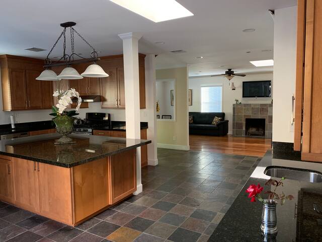 Beautiful Relaxing Quiet Home in Burbank Hills gallery image 2