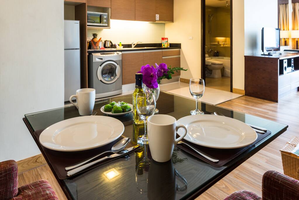 The room is fully equipped with a washing machine/dryer, refrigerator, microwave, and kitchen!