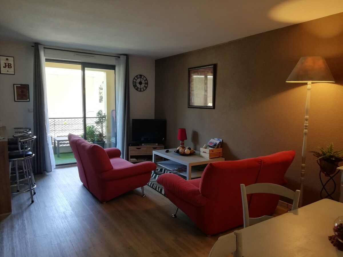 Popular Airbnb listing: T3 quiet, cozy, secure parking 5 minutes to city center in Lot