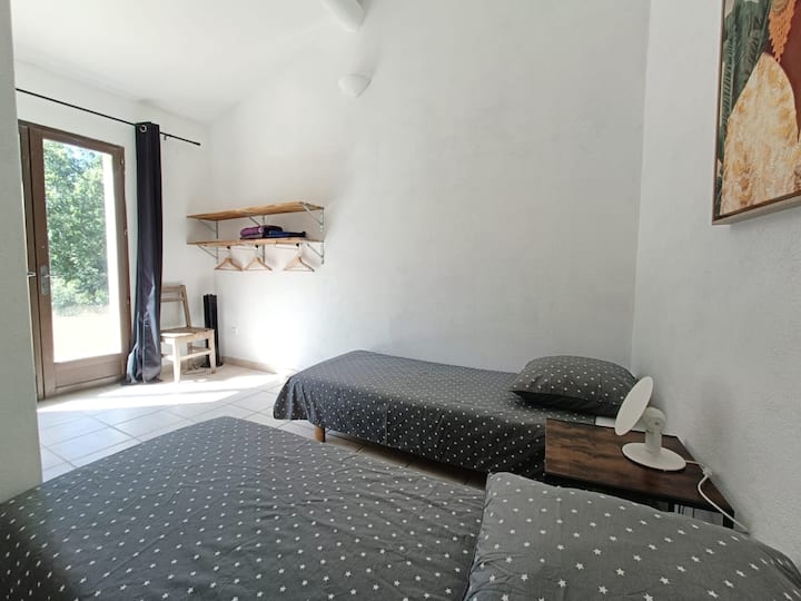 Საძინებელი 2 ერთადგილიანი საწოლი გარე შენობიდან