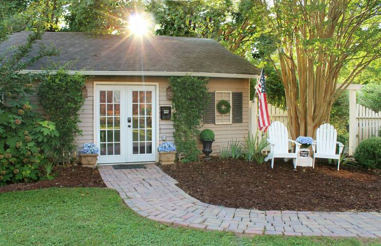 Bluebird Cottage Heart Historic Downtown Franklin Guesthouses