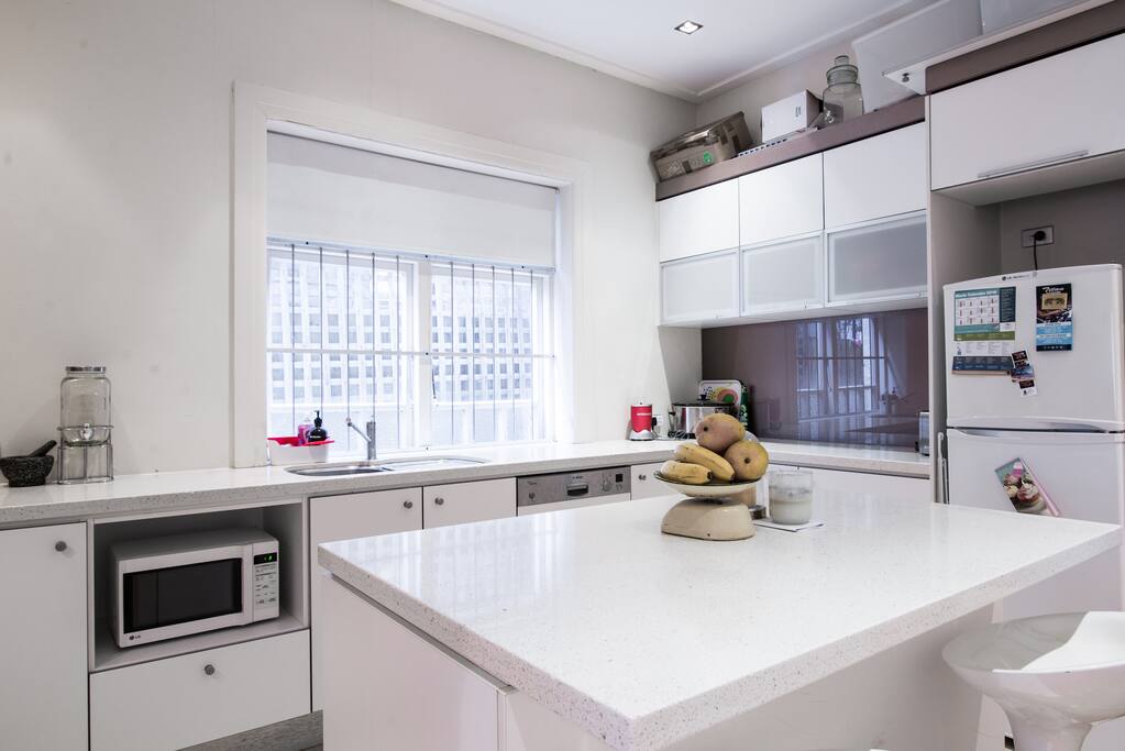 Fully-equipped kitchen with gas cooking, dishwasher and washing machine
