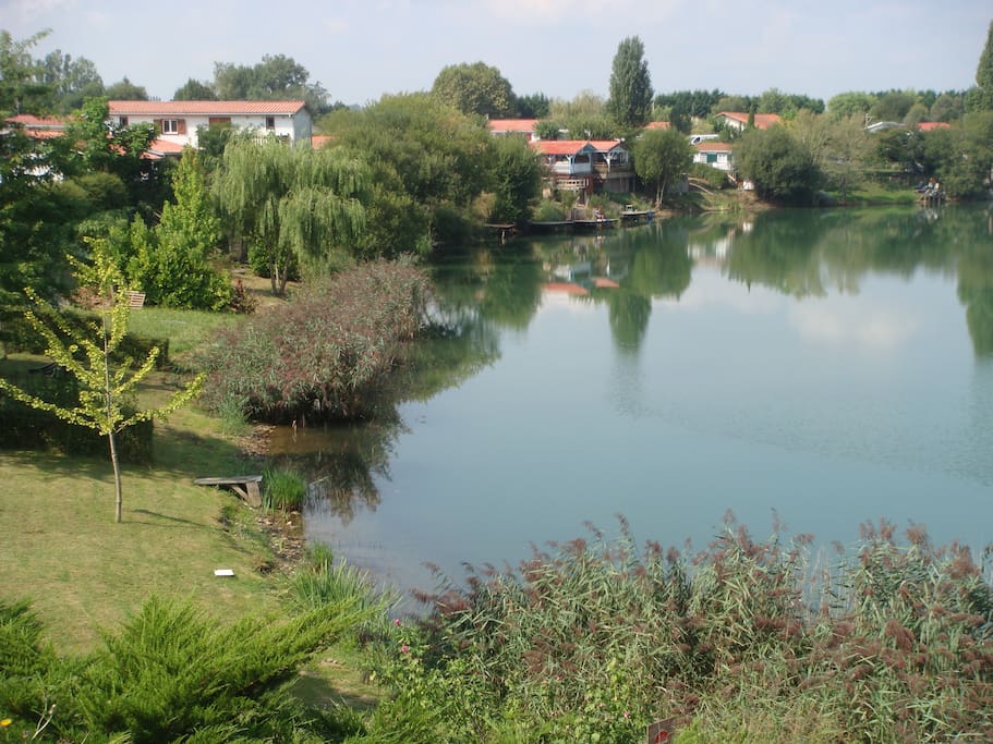 vue sur le lac,emplacement privilégier au début du domaine