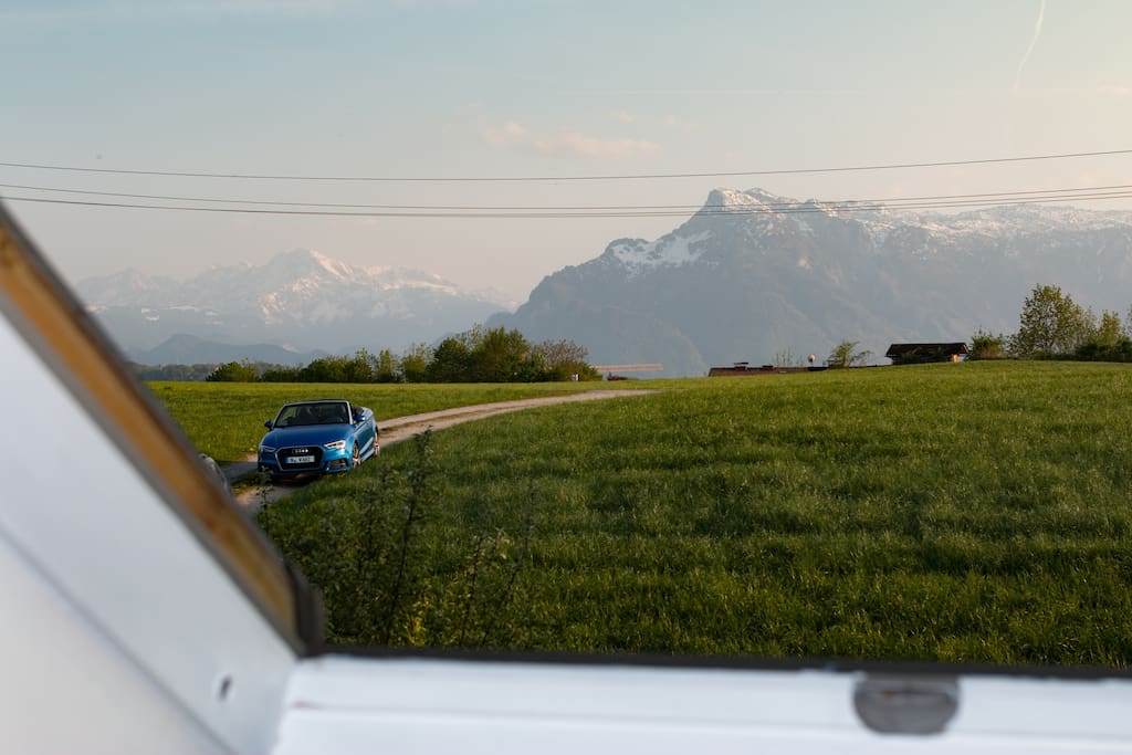 Vom Obergeschoß sehen Sie auf die Stadt Salzburg und vom ganzen Haus die umgebenden Berge: Tennengebirge, Hoher Göll, Roßfeld, Dürrnberg und Untersberg.