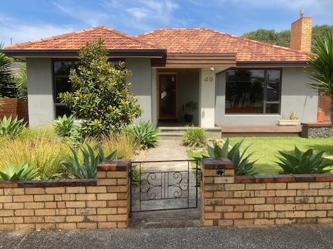 Central by Sea- 3 Bedroom Cosy Home