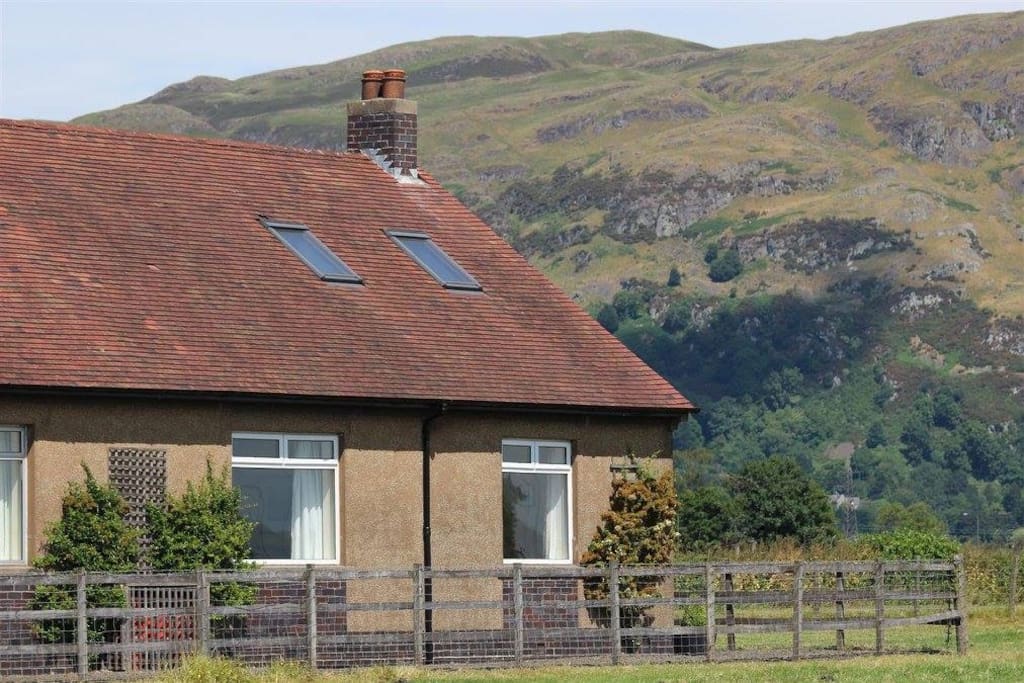 Oak Tree Cottage and Dumyat Hill