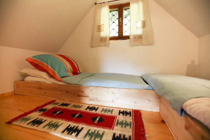 יש שתי מיטות בחדר הילדים וילדים פשוט אוהבים את זה...