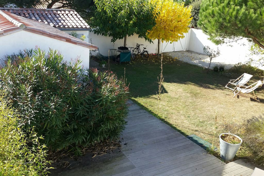 Parcelle de 500m2vec maison principale reliée par une terrasse teck a
annexe