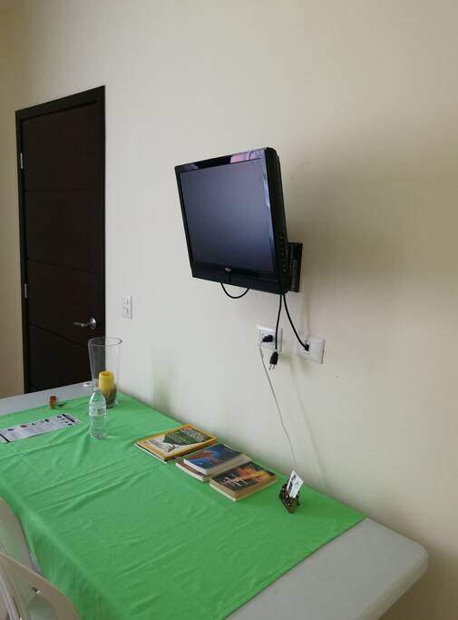 Televisión, mesa de trabajo.