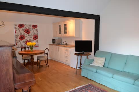 Successful Airbnb property: Self contained converted stables in Surrey Heath