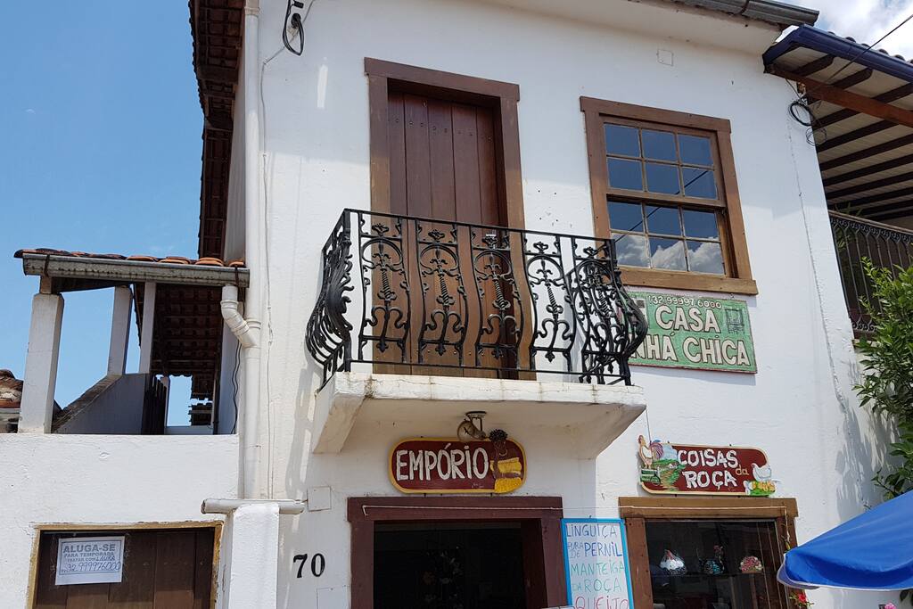 A CASA NHÁ CHICA FICA EM CIMA DA LOJA (EMPÓRIO COISAS DA ROÇA) E EM FRENTE A UMA AGÊNCIA DE TURISMO (UAI SÔ)