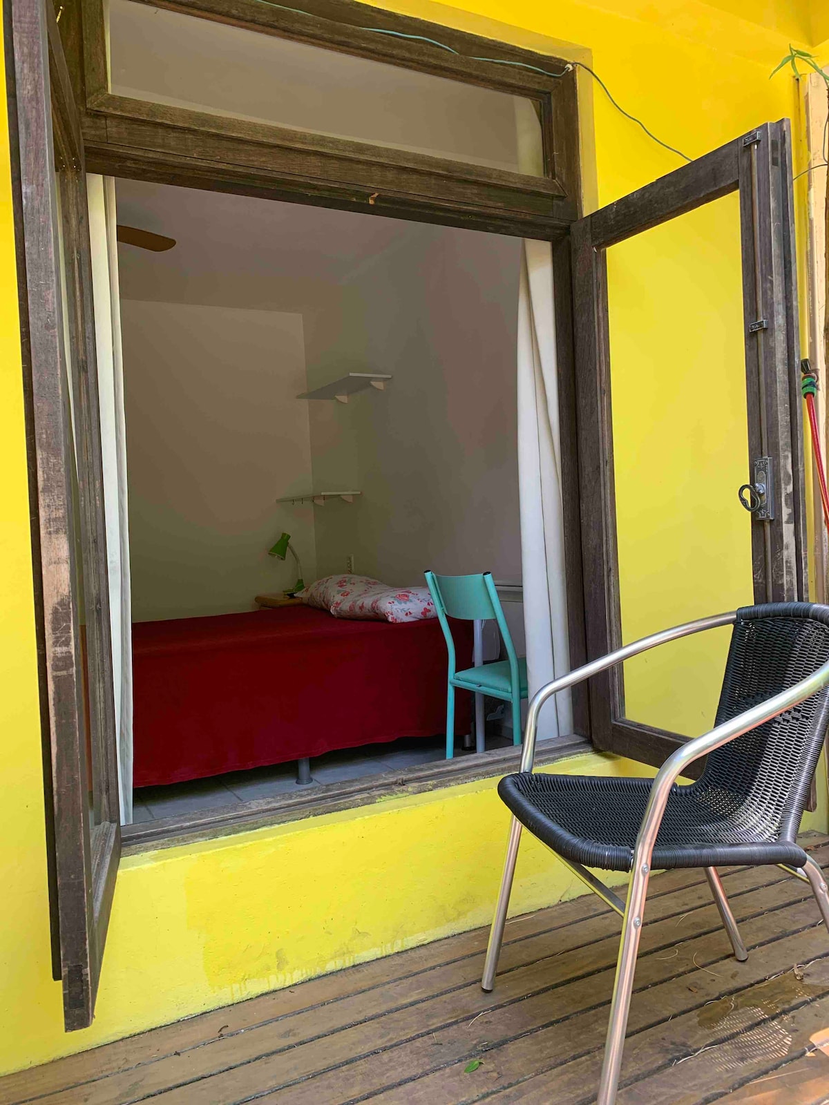 Dirisha la chumba lenye sitaha ya kujitegemea 