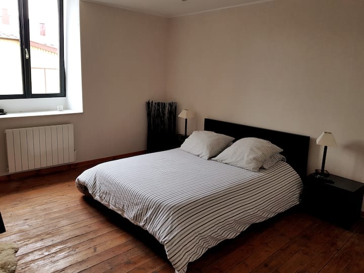 חדר שינה ראשי בקומה הראשונה