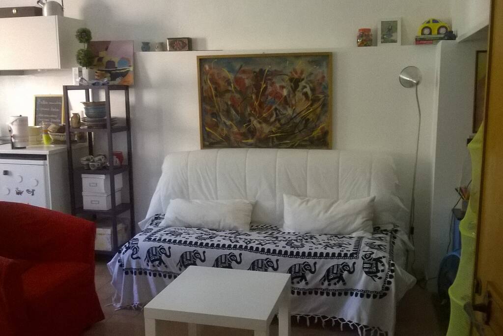 Soggiorno cucina con divano letto due posti facilmente richiudibile