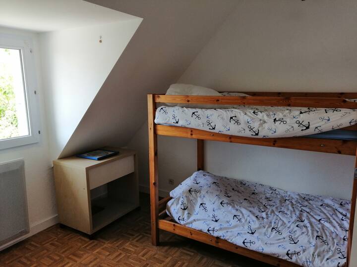 Chambre lits superposés exposée ouest sur rue