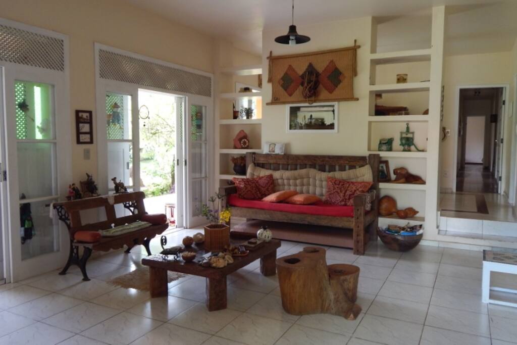 Espaço para relaxar. Possui jogos, massageadores, revistas e com visão para o jardim.