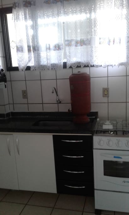 Microondas e forninho elétrico , fogao , geladeira.