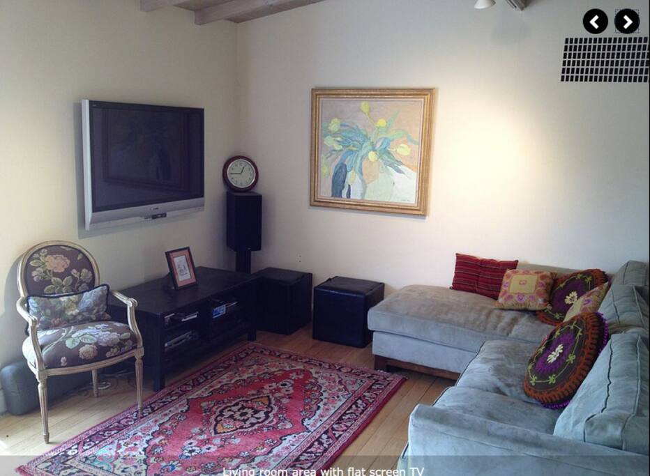 Living room w TV