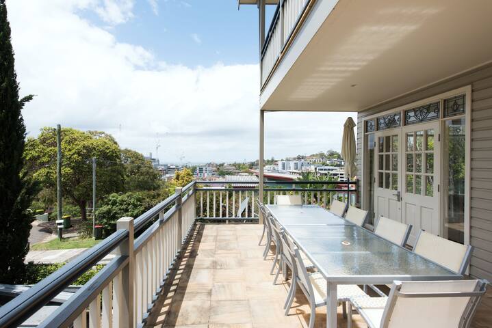 Spacious, Sun-Filled Home Close to Dee Why Beach gallery image 2