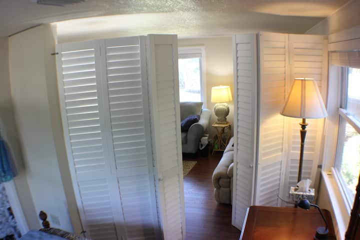 Поглед од брачен кревет во Кабана