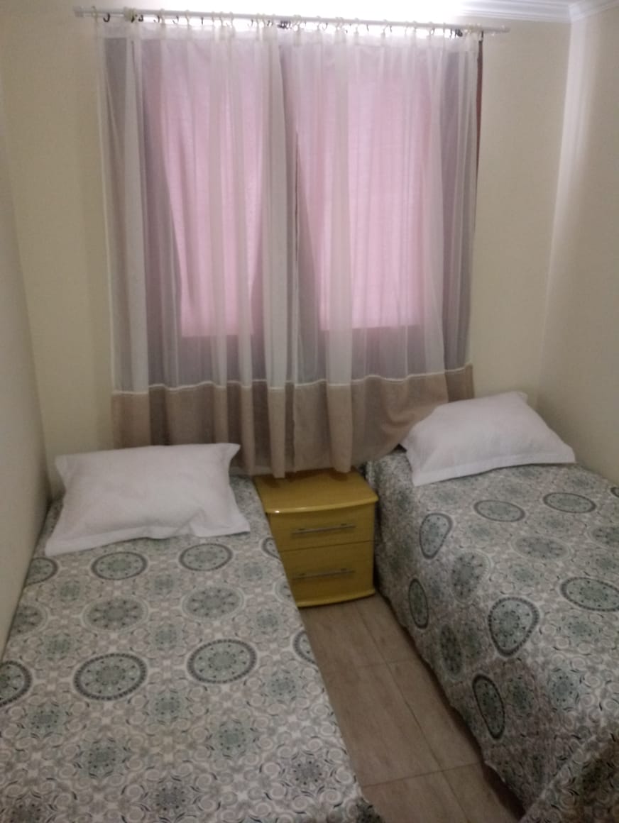 Единична стая с 2 единични легла. 
ЗАБЕЛЕЖКА: има матрак (единичен, като резервен, ако е необходимо).