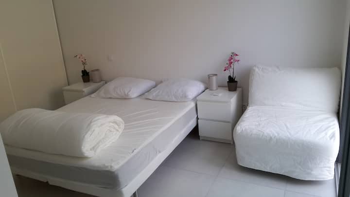 سرير مزدوج كبير (160 × 200) بالإضافة إلى سرير قابل للطي للبالغين أو الأطفال (90 × 200). 