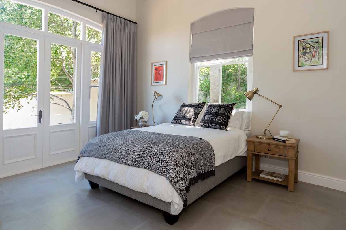 Во спалната соба 2 може да се сместат и четири лица - со брачен кревет (широк 150-179 см) на приземје и брачен кревет (широк 180-179 см) во соседното поткровје. Соба погодна за 2 x возрасни лица и 2 x тинејџери или деца. Децата или тинејџерите мора да пристапат до поткровјето преку скала на поткровје.