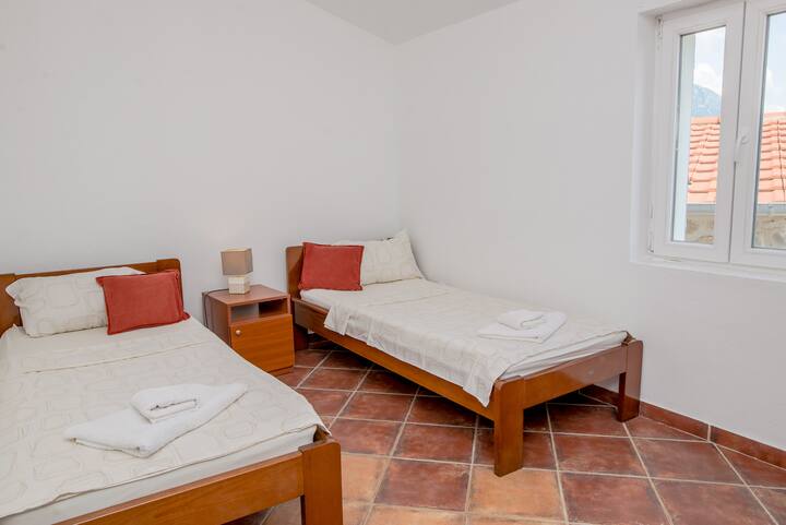 Апартман со овоштарник 