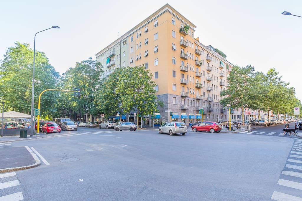 L'appartamento è situato in un quartiere vivo, attivo e verde della città.